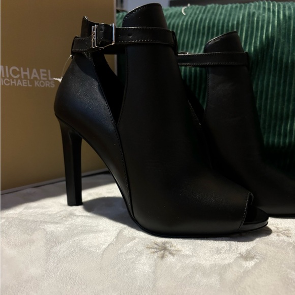 🆕Michael Kors Lawson Bootie🥰 - Picture 5 of 5